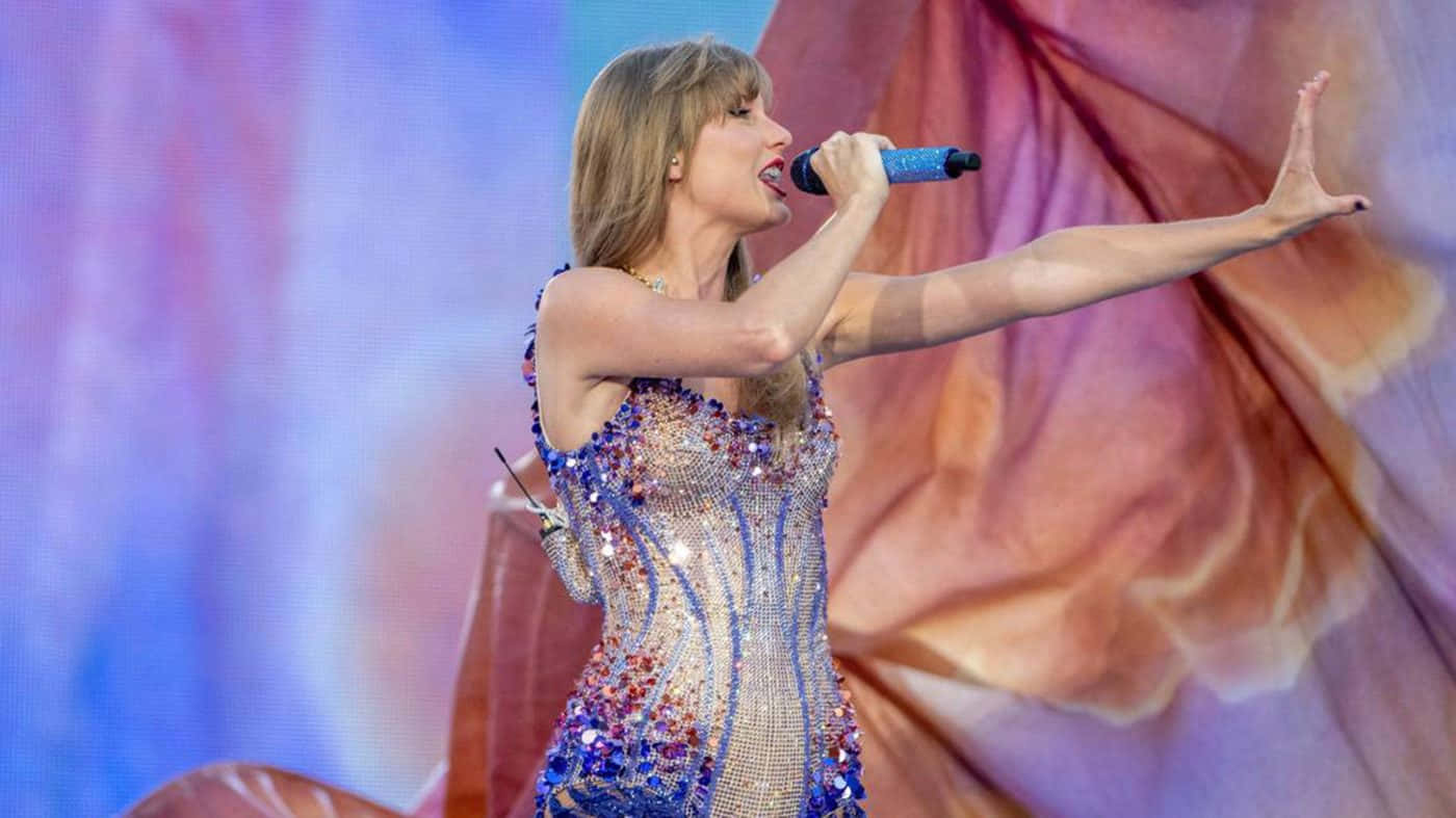 Singer Performance Sparkling Dress Wallpaper