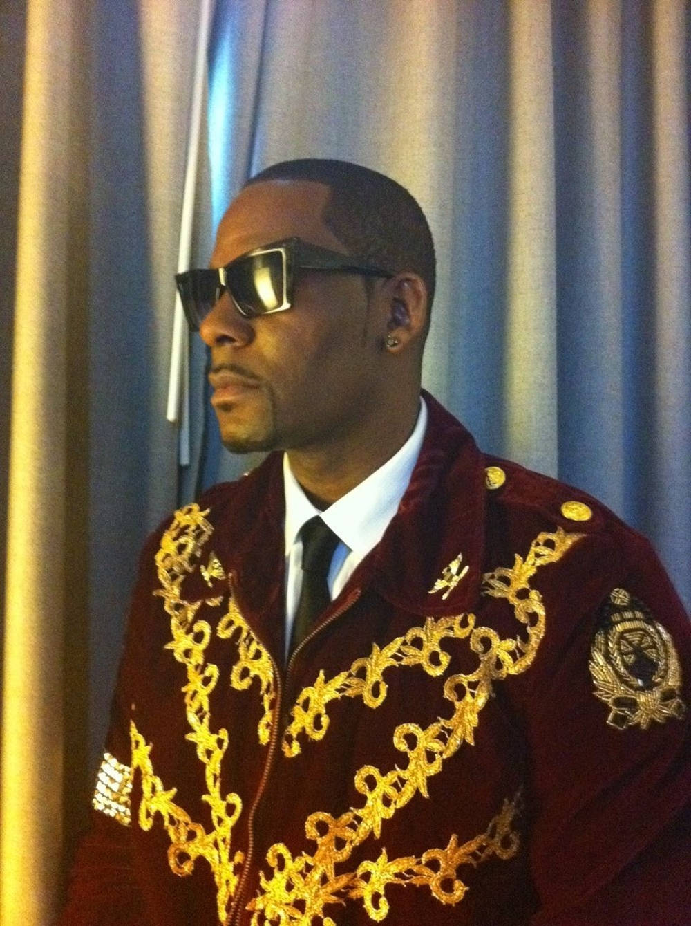 Singer R Kelly In Concert Outfit Wallpaper