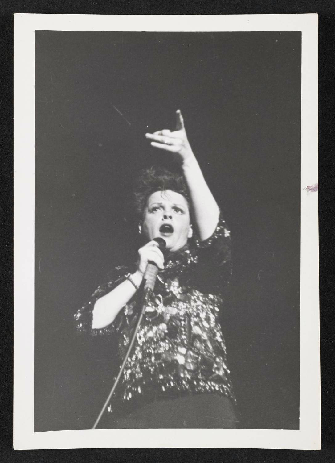 Syngende amerikansk skuespiller Judy Garland ramme mønster tapet Wallpaper