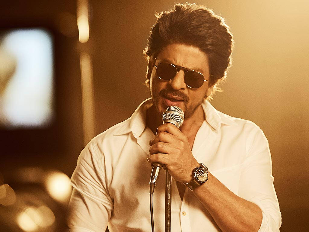 Dynamic Shah Rukh Khan Singing in High Definition Wallpaper
