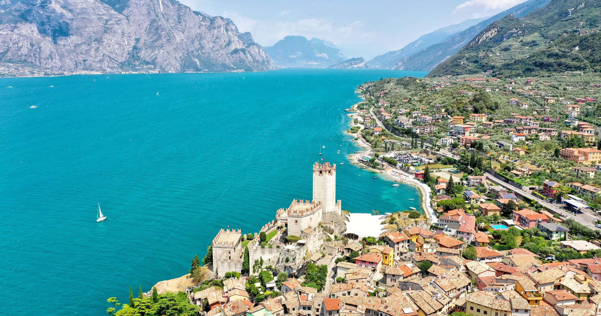 Sirmione Byen af Lago di Garda er motiveret på dette tapet. Wallpaper
