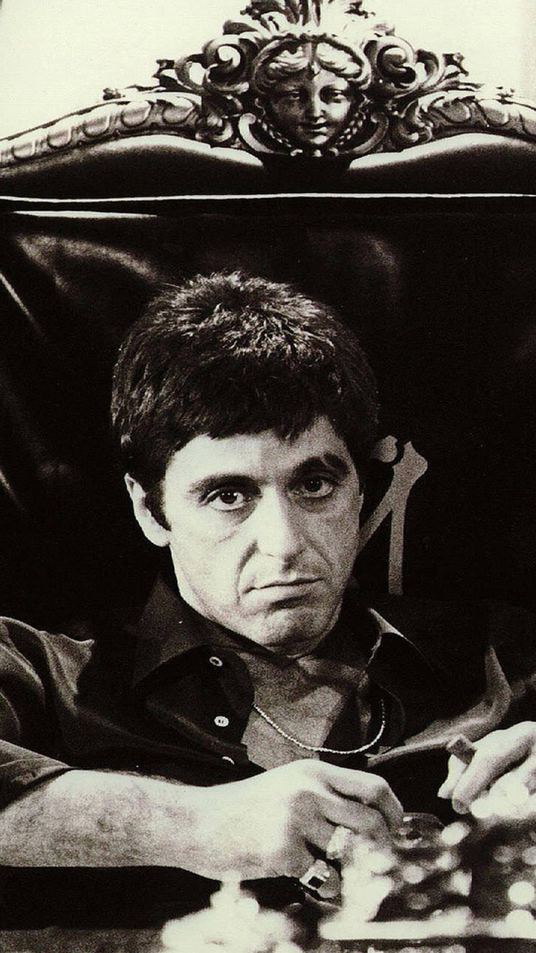Siddende Al Pacino Scarface er et cool baggrundsbillede. Wallpaper