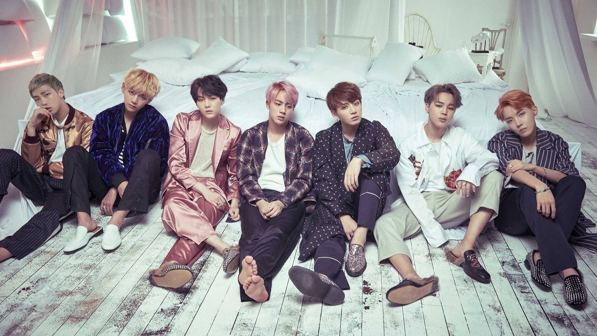 Sidder ved sengen BTS-gruppe æstetisk skyde Wallpaper