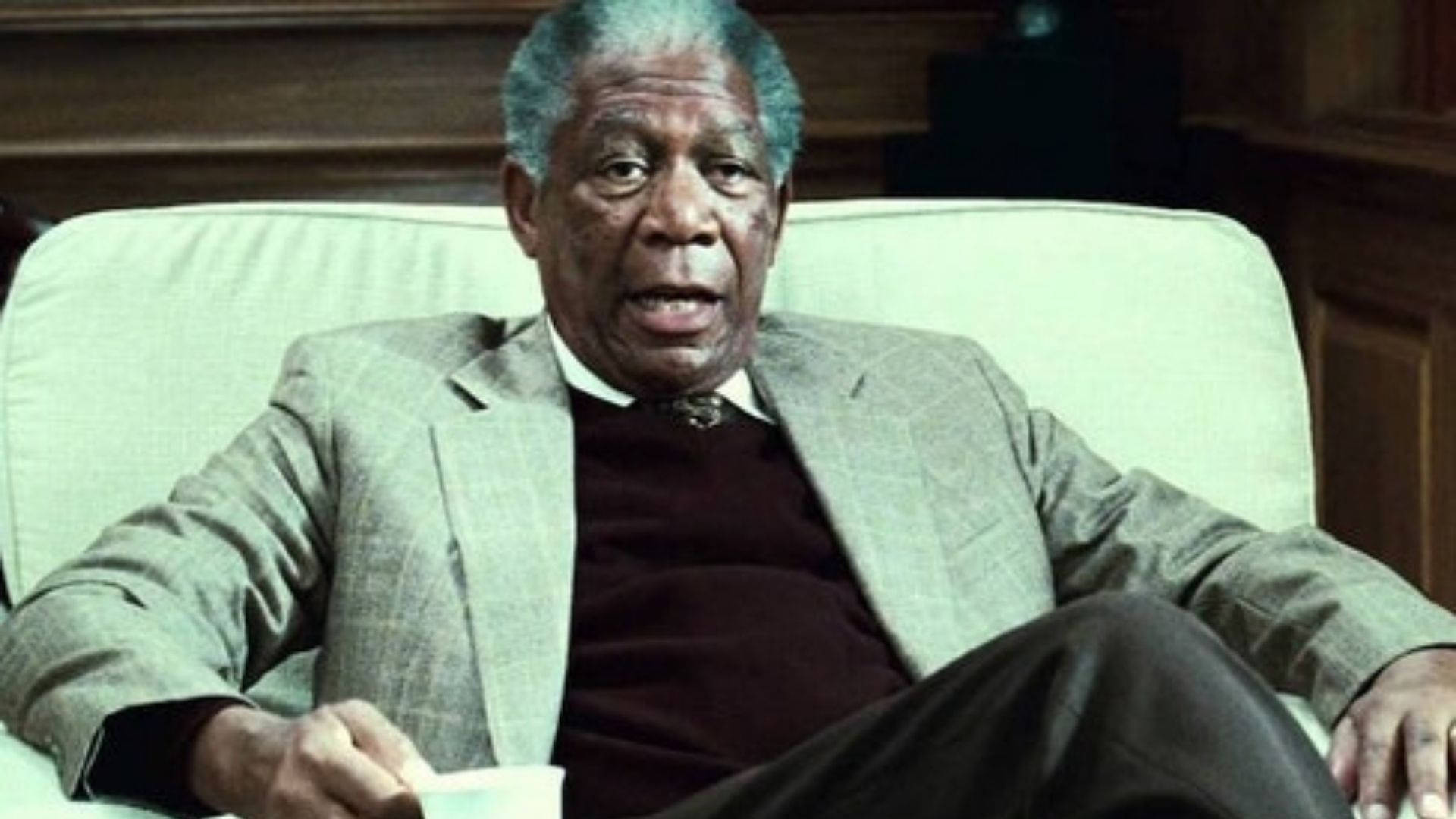 Morgan Freeman Seduto Sfondo