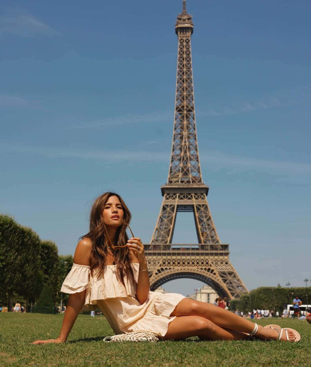 Paris Girl Sitting Pose Picture