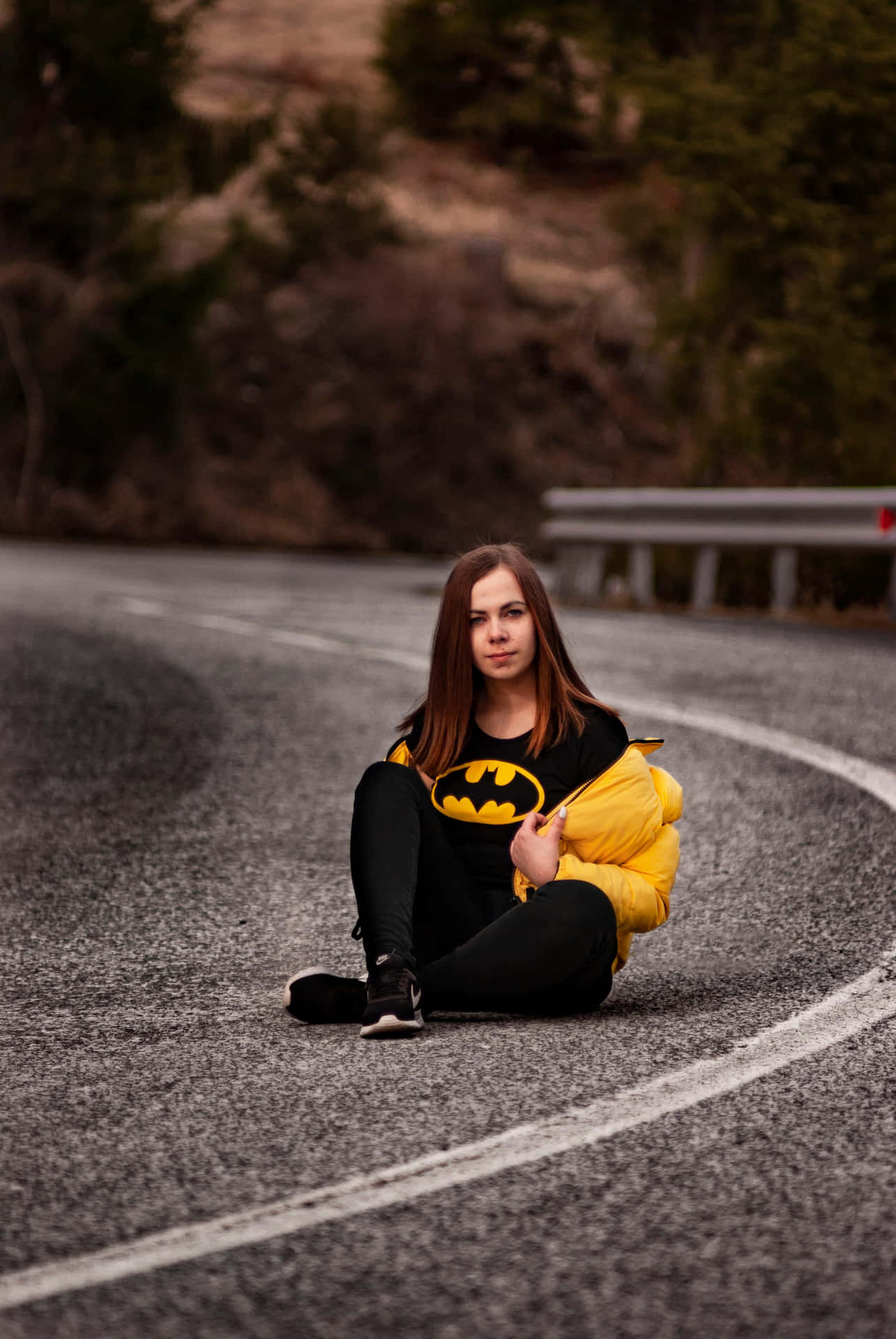 Imagende Una Dama Sentada En Una Pose Con Una Camiseta De Batman.