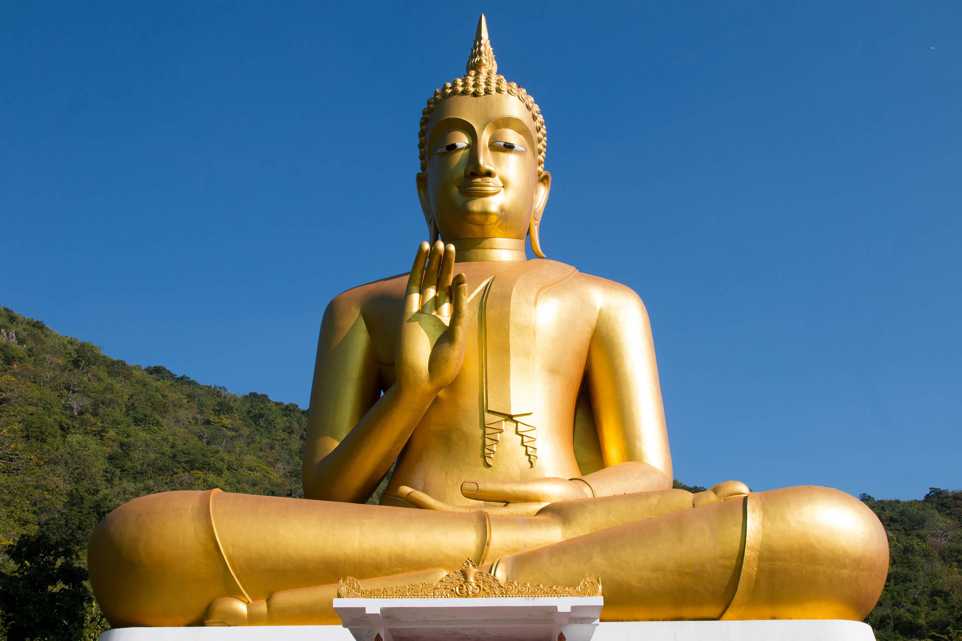 Serene Golden Buddha Statue on Desktop Wallpaper