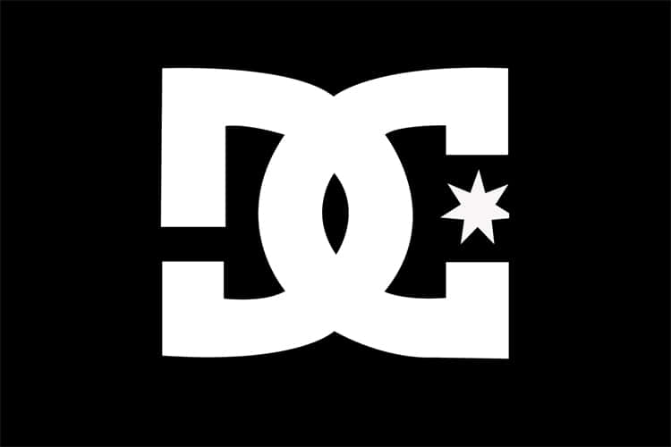 DC Sko Logo på en sort baggrund Wallpaper