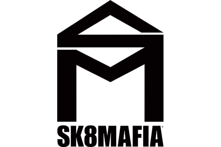 Sk8 mafia logo med et sort og hvidt design Wallpaper