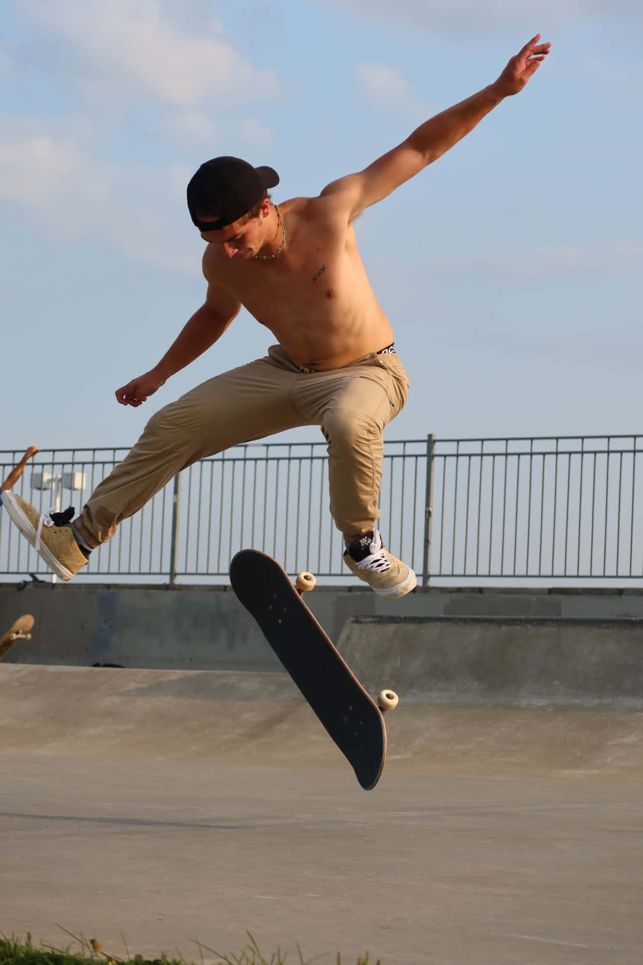 Einskateboarder Zeigt Seine Fähigkeiten Auf Den Straßen.