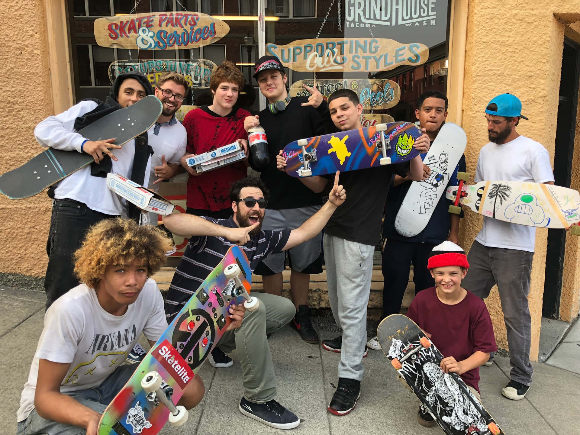 Engrupp Människor Som Håller I Skateboarder
