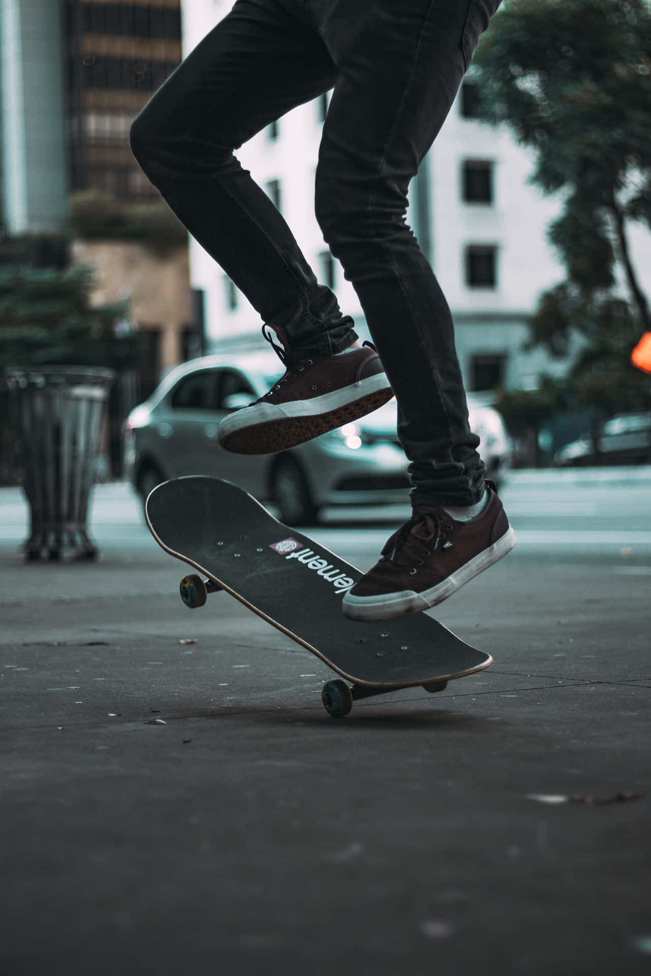 Einskateboarder Mit Stil, Der Sich Auf Die Straßen Stürzt.
