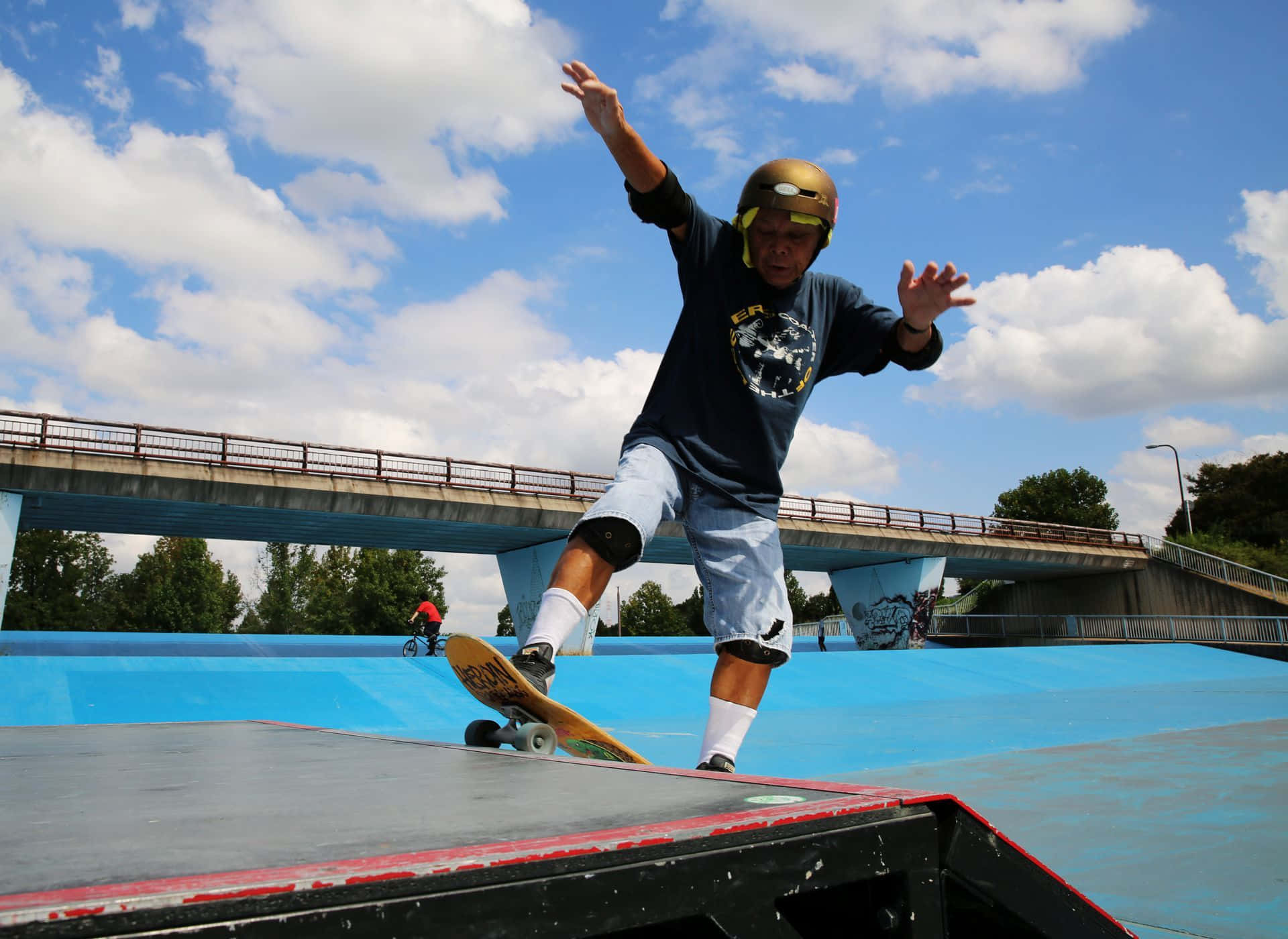 Einmann Skateboardet Auf Einer Rampe.