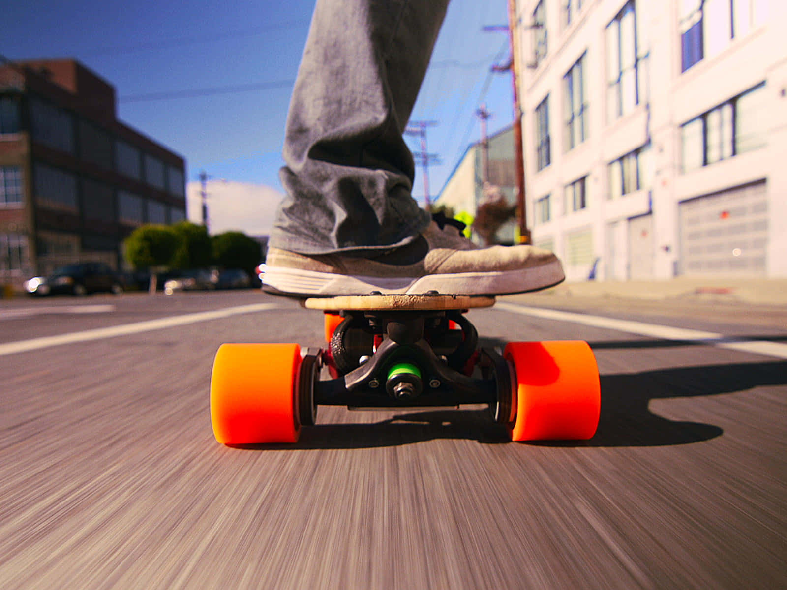 Njuterav En Solig Dag Med Skateboardåkning.