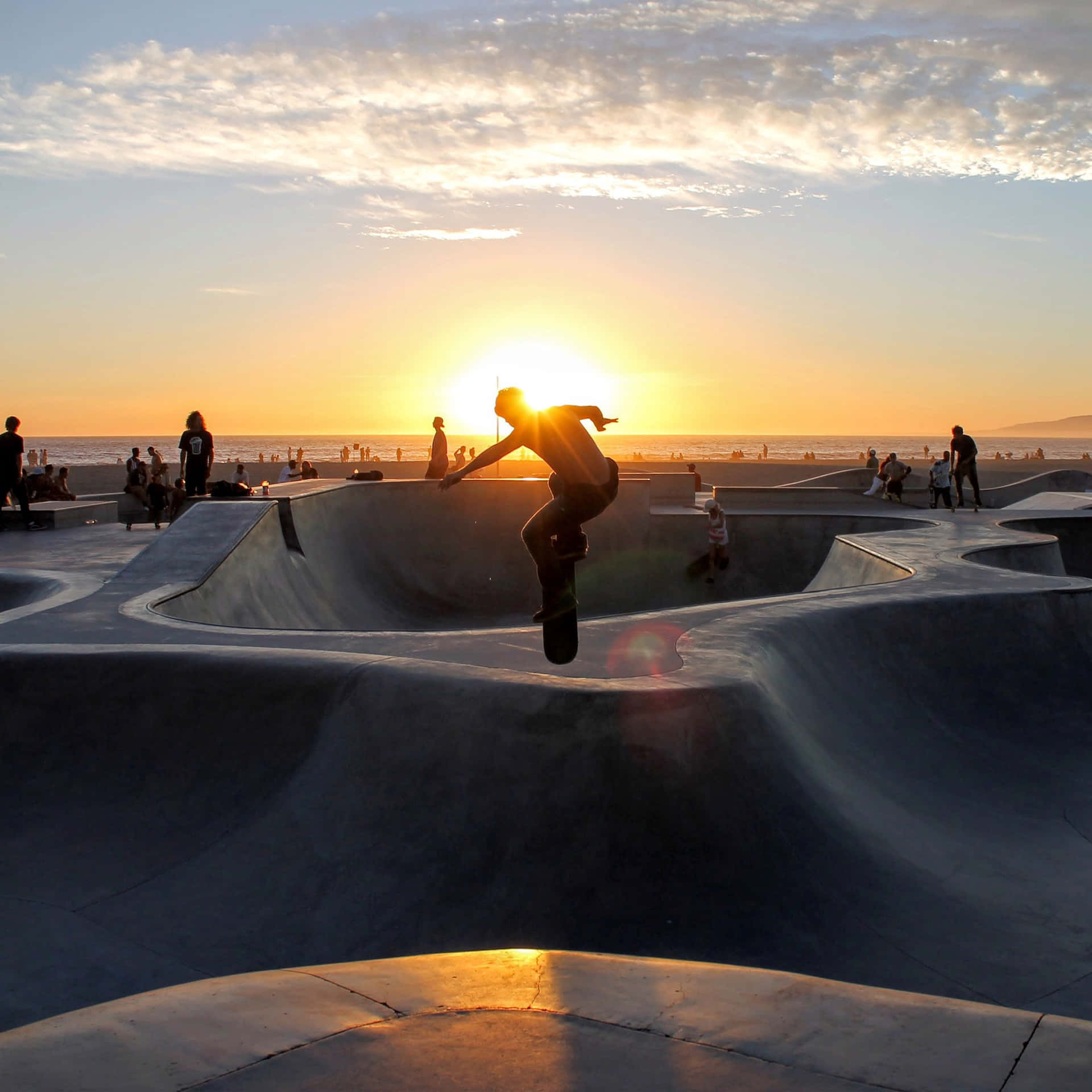 Silhouette De Skateboarder Au Crépuscule Au Skatepark Fond d'écran