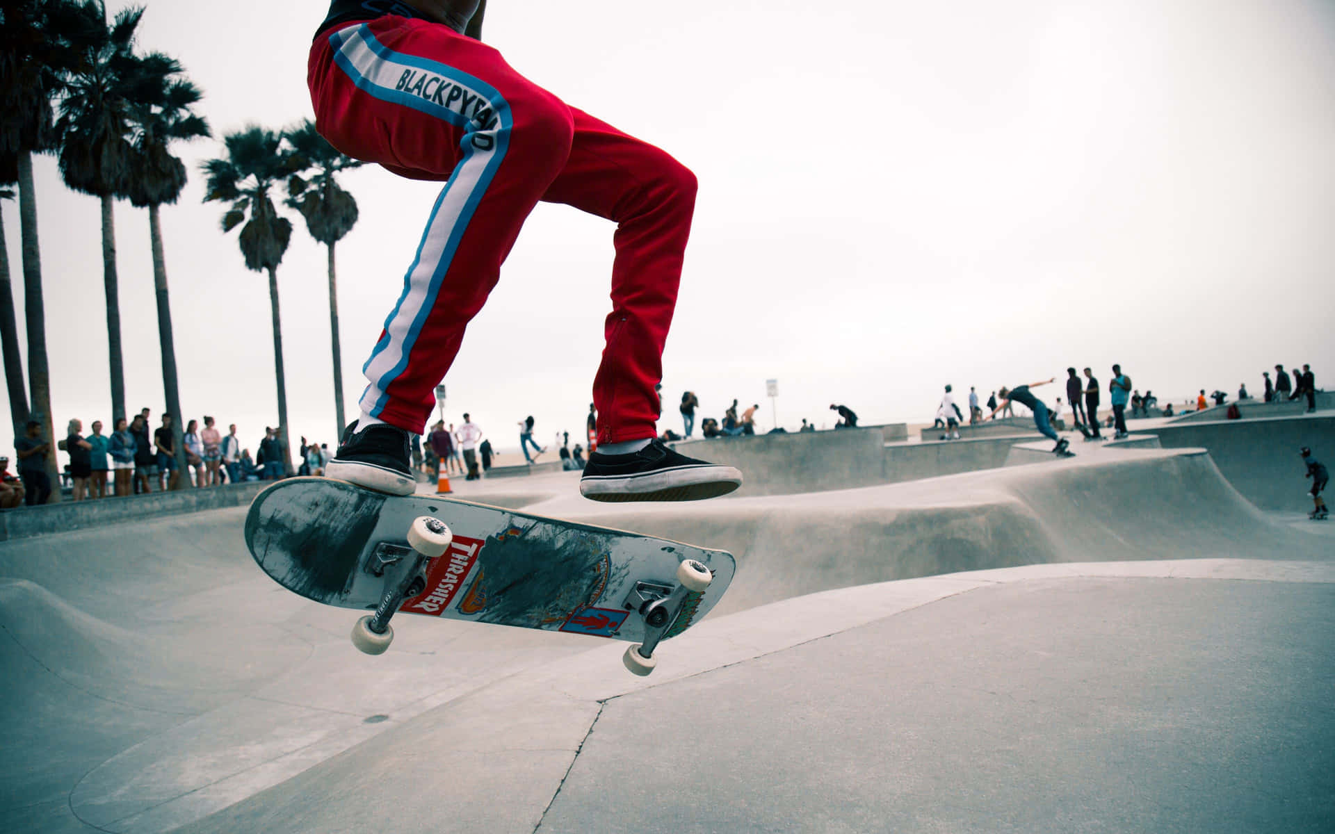 Skateboarder Trickat Skatepark Wallpaper