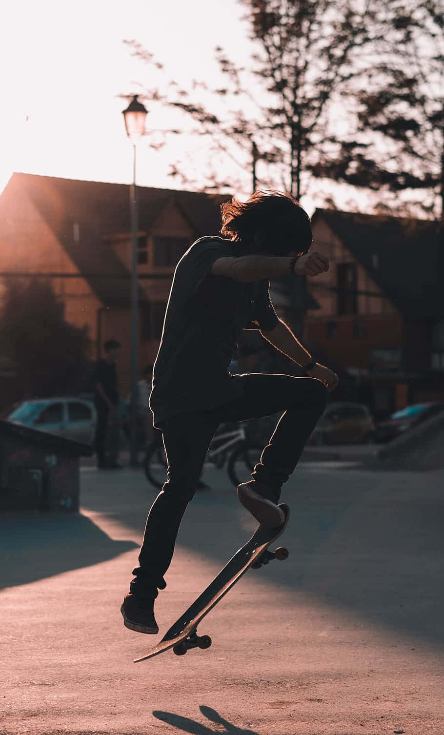 Skateboardercapturando Aire Durante Una Sesión Al Atardecer