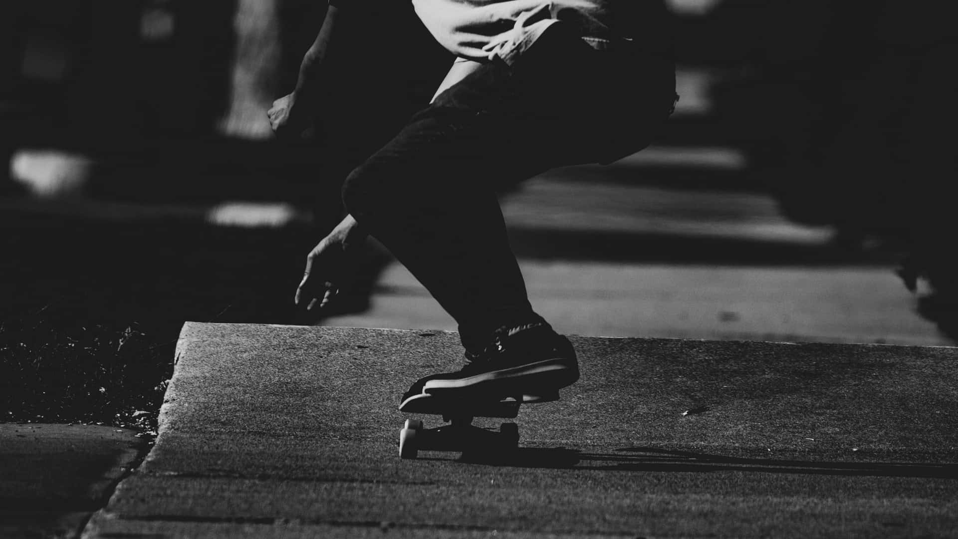 Skateboarderche Esegue Un Trucco Su Una Strada Della Città.