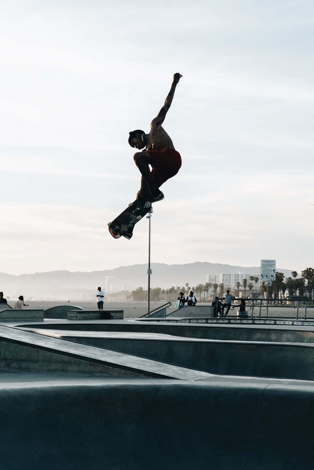 En skateboarder, der udfører et grind på en rail. Wallpaper