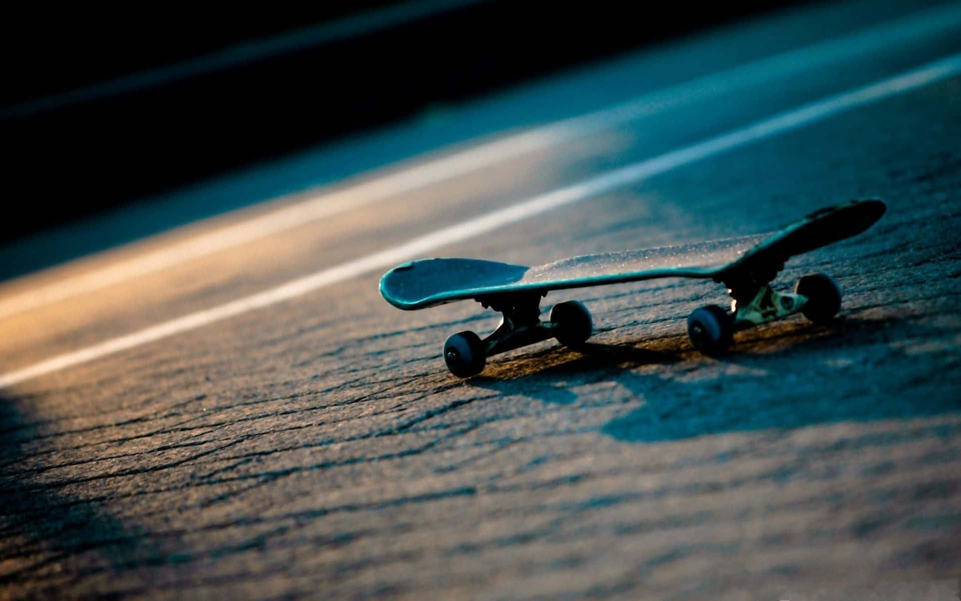 En skateboard på vejen Wallpaper