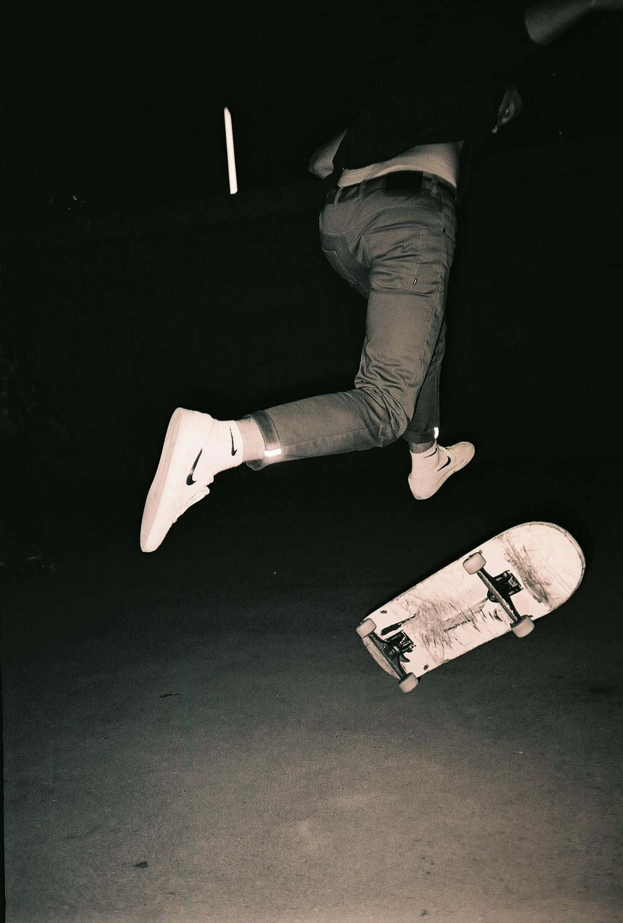 Einmann Führt Einen Trick Auf Einem Skateboard Aus.