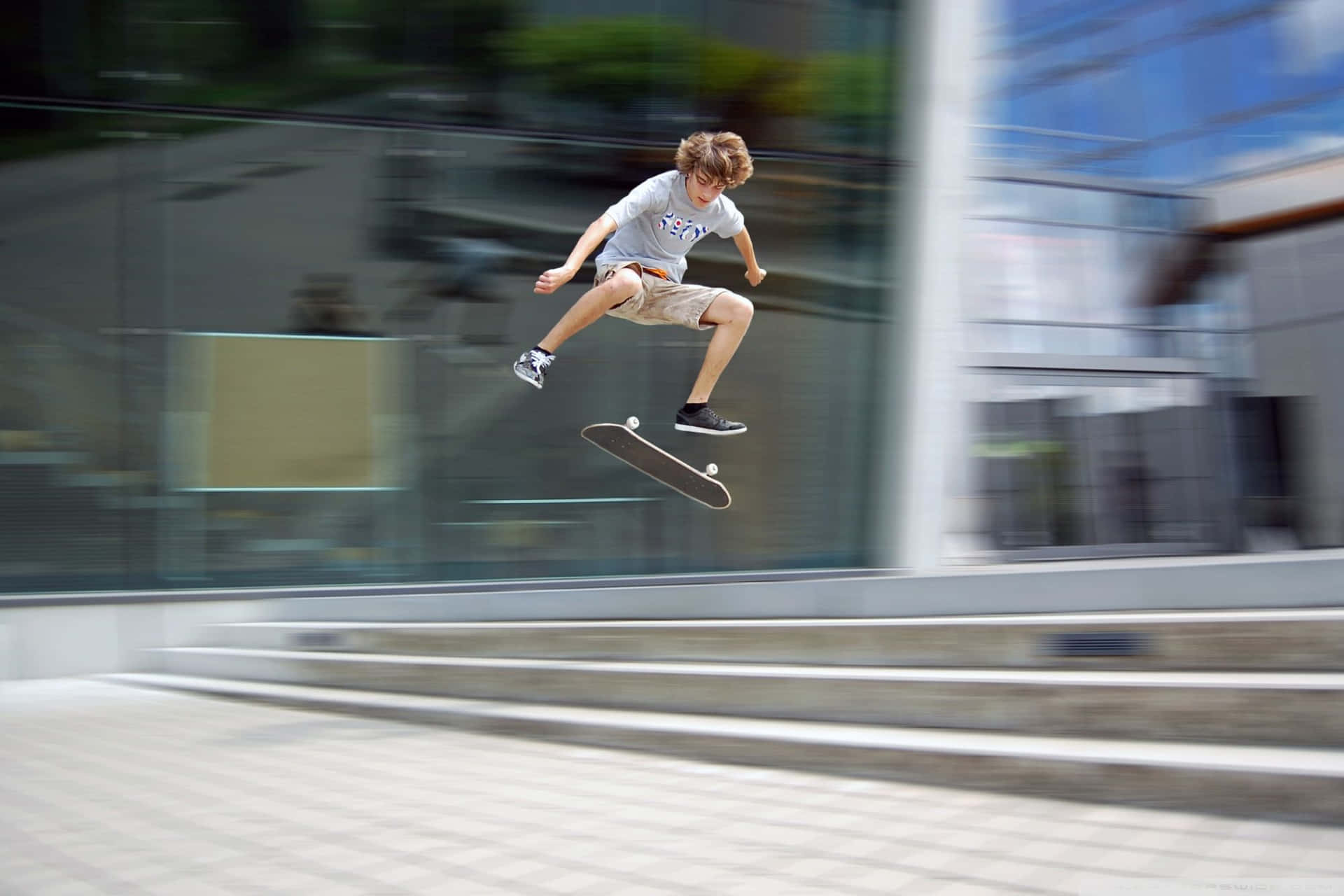 Enpojke Gör En Skateboards Trick.