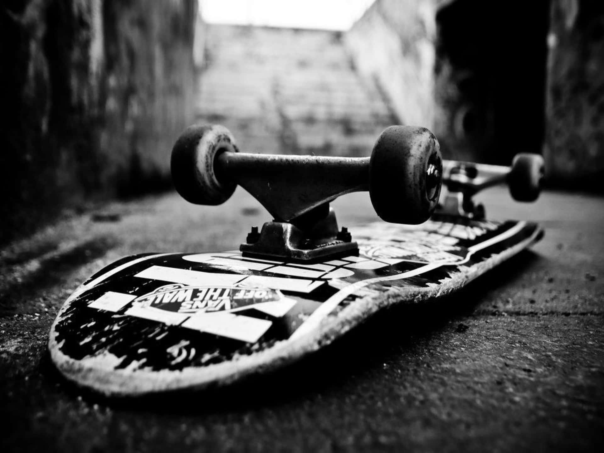 En skateboard ligger på jorden. Wallpaper