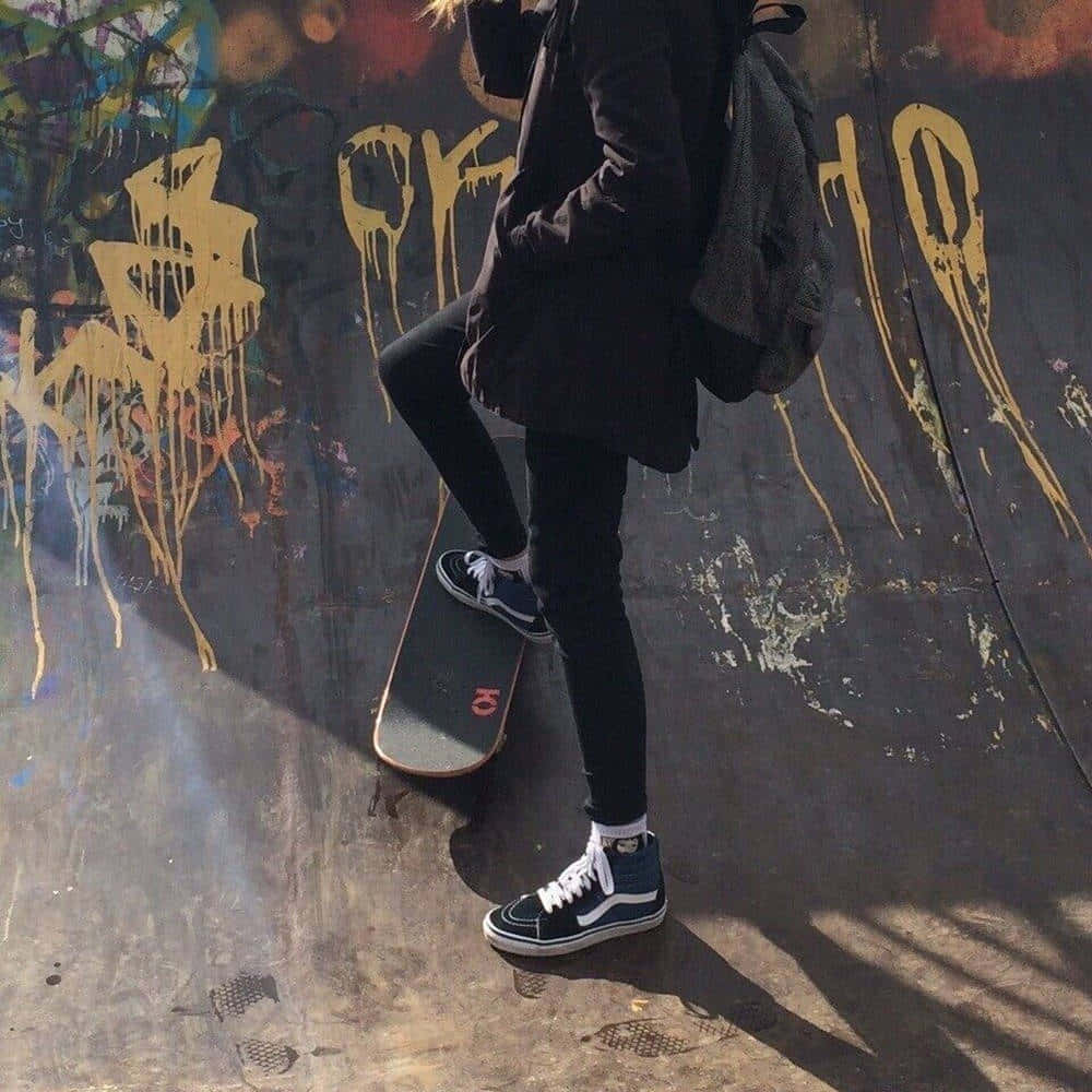 Einmädchen Fährt Skateboard. Wallpaper