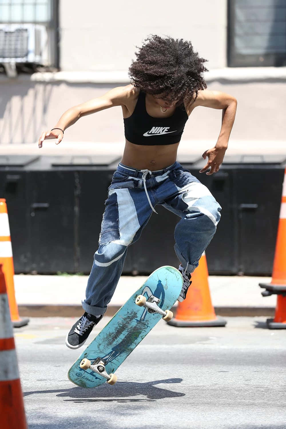 Estéticade Chica Skater En Tablero De Skate Móvil. Fondo de pantalla