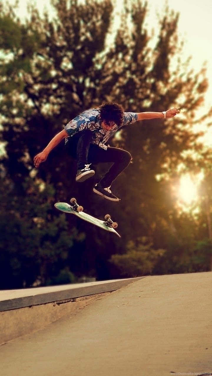 Andandoen Skateboard En Un Día Soleado. Fondo de pantalla
