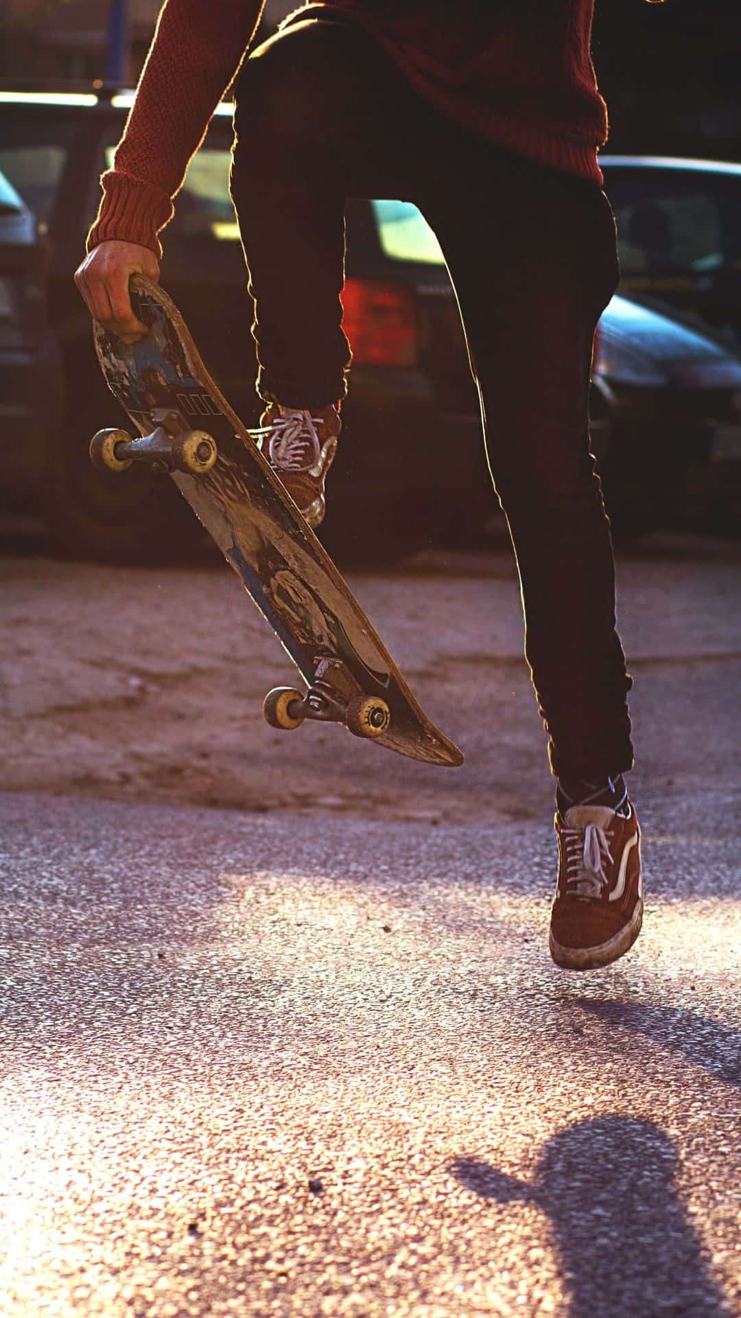 Eineperson Führt Einen Skateboardtrick Aus. Wallpaper