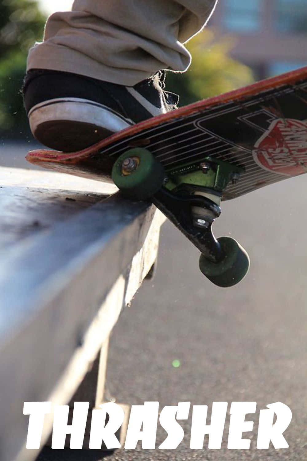 Eineperson Auf Einem Skateboard Wallpaper