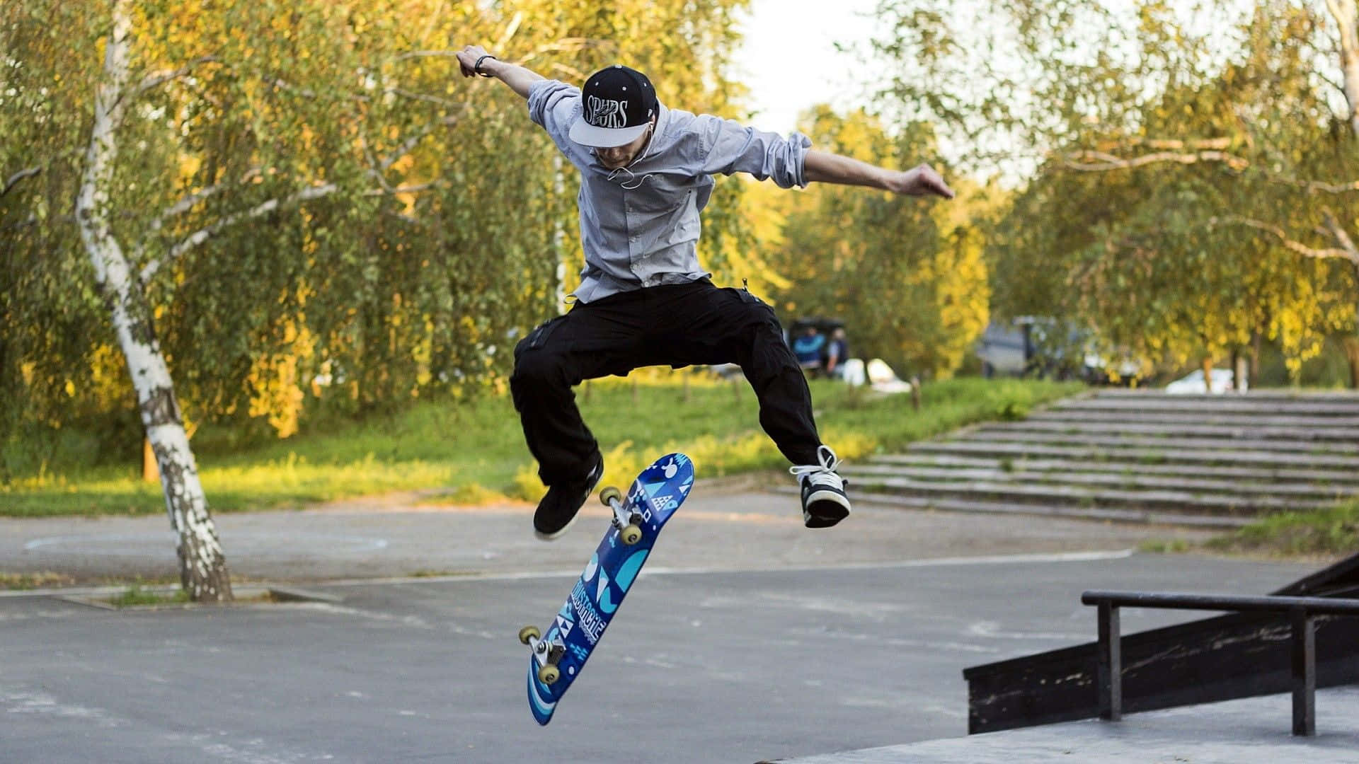 En mand udfører et trick på skateboard. Wallpaper