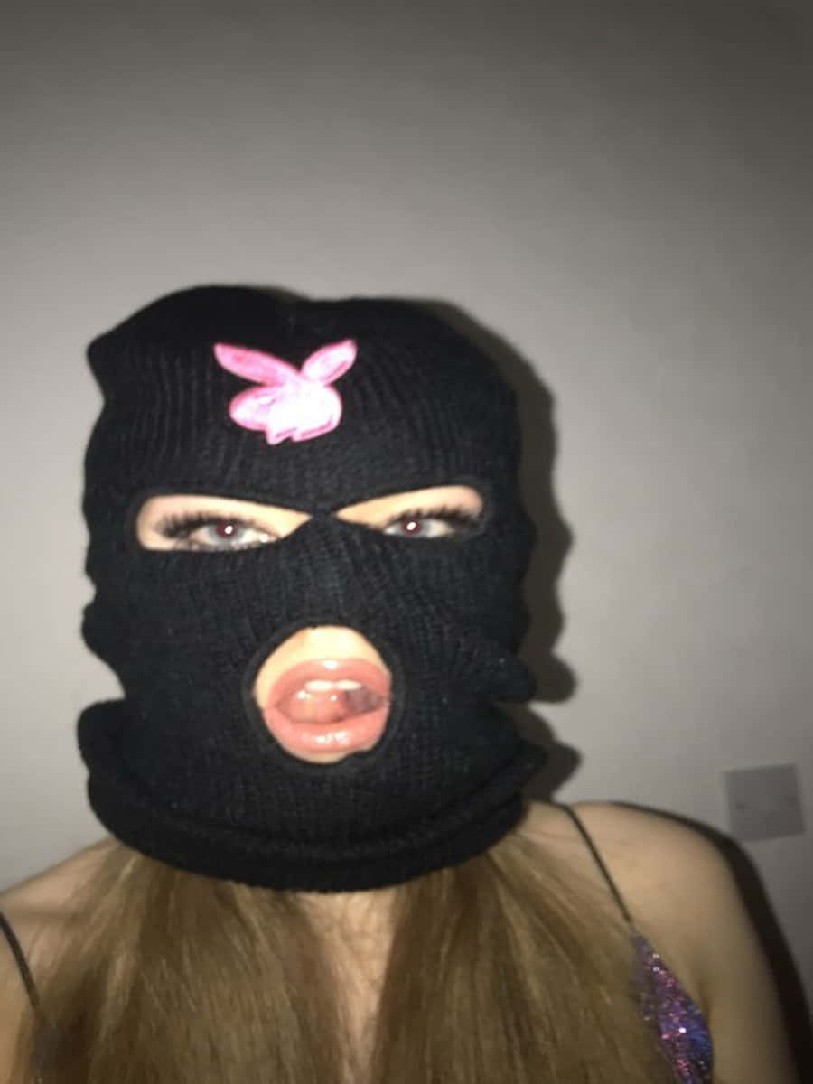 Ragazzacon Maschera Da Sci Nera Con Logo Rosa Con Coniglietto Sfondo