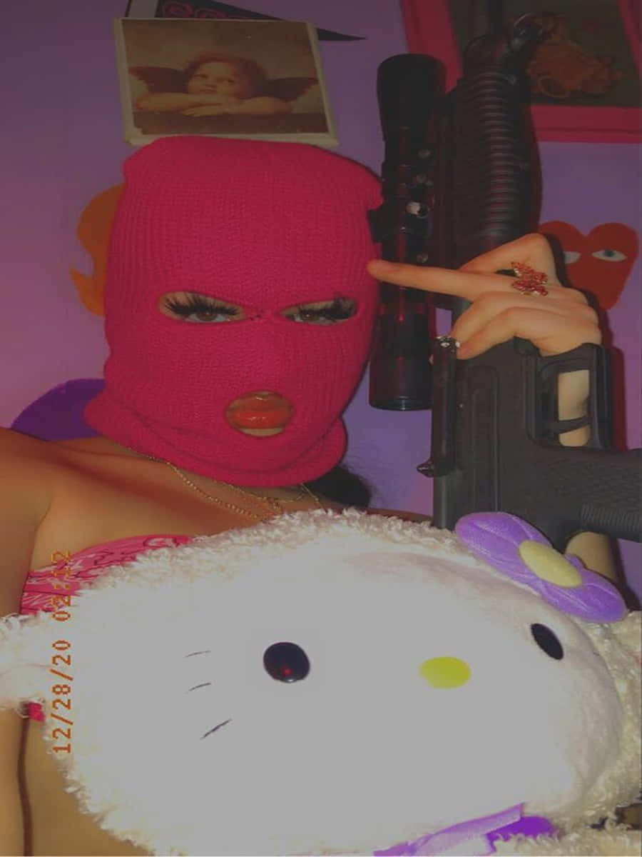 Ragazzacon Maschera Da Sci, Pistola E Pupazzo Di Hello Kitty Sfondo