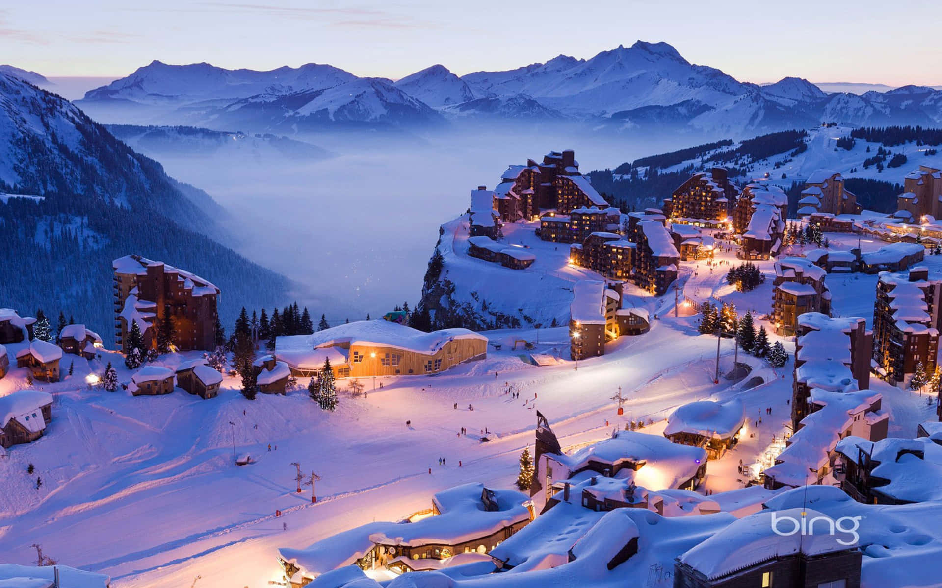 Montaña De Ski Cubierta De Nieve Al Amanecer Fondo de pantalla