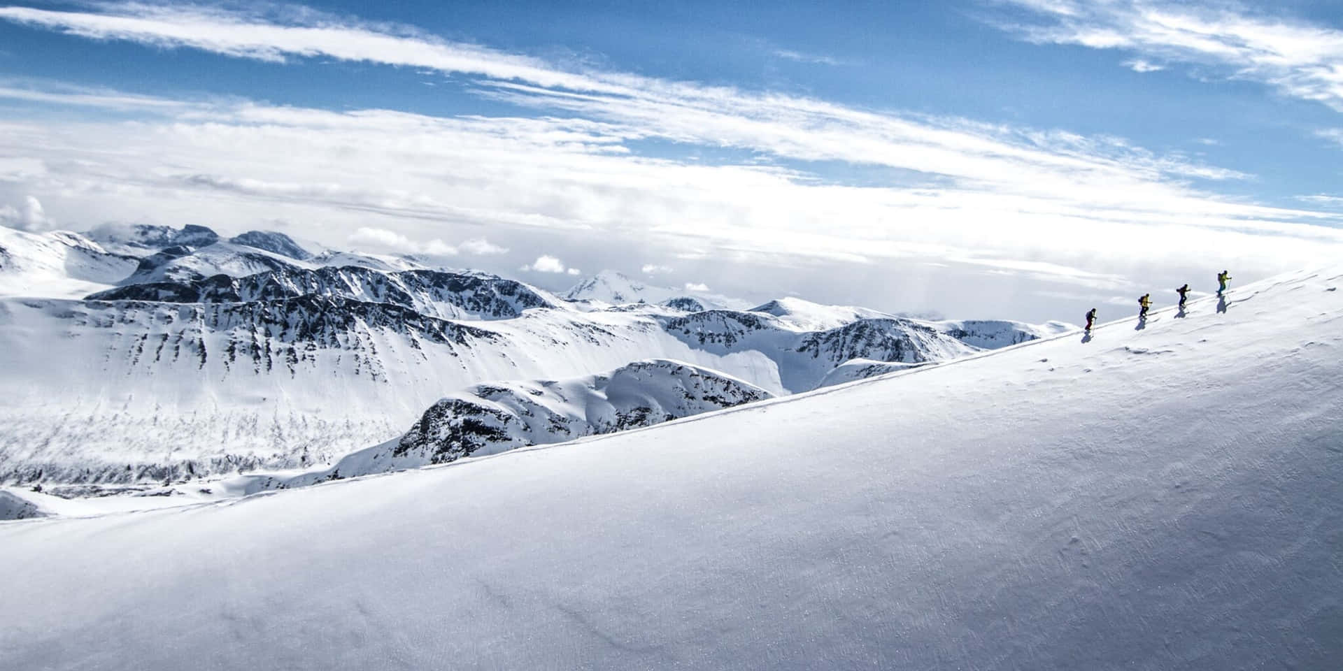 Disfrutala Hermosa Vista De Una Montaña De Esquí. Fondo de pantalla