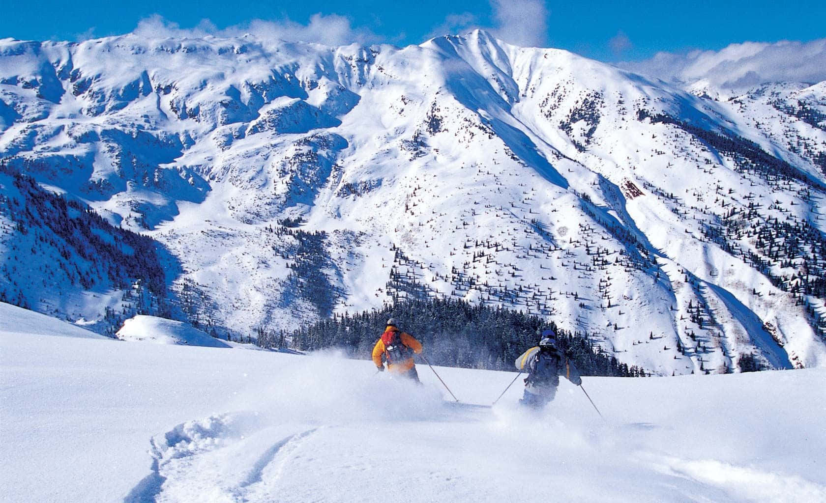 Montañade Esquí Con Personas Fondo de pantalla