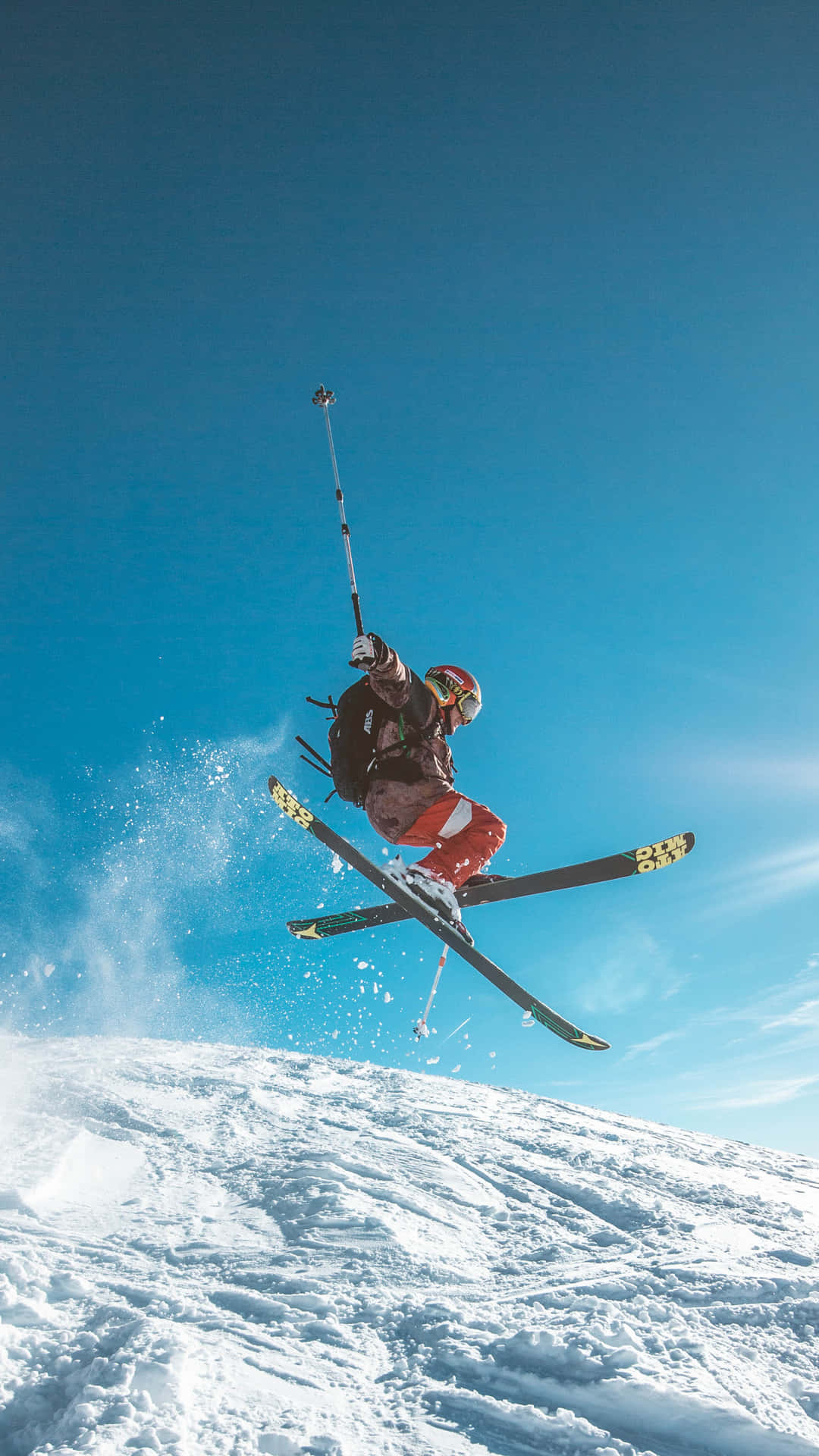 Esquiadoren Una Montaña De Esquí. Fondo de pantalla