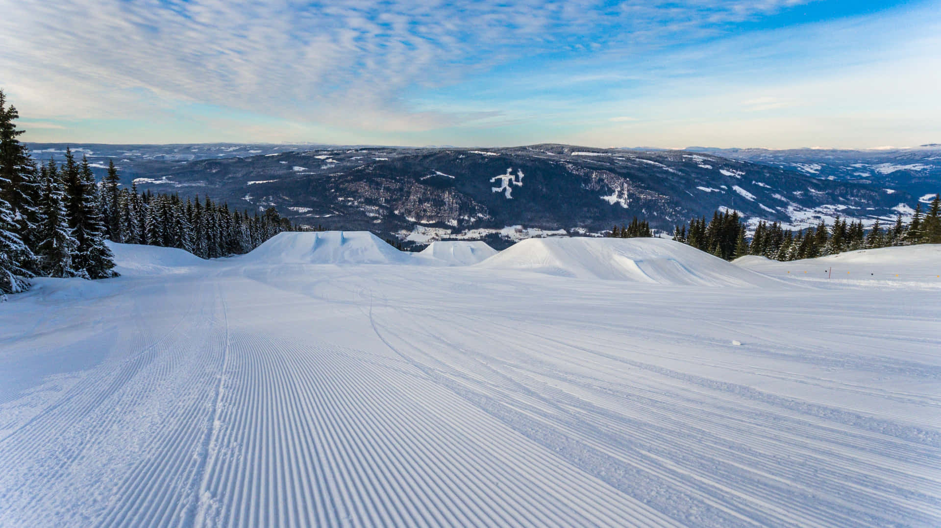 Nyd det maleriske bjergudsigter mens du står på ski. Wallpaper