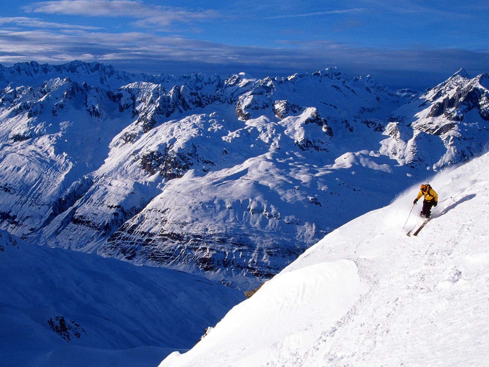 Tómeseun Descanso Y Relájese En Una Hermosa Montaña De Esquí Cubierta De Nieve. Fondo de pantalla