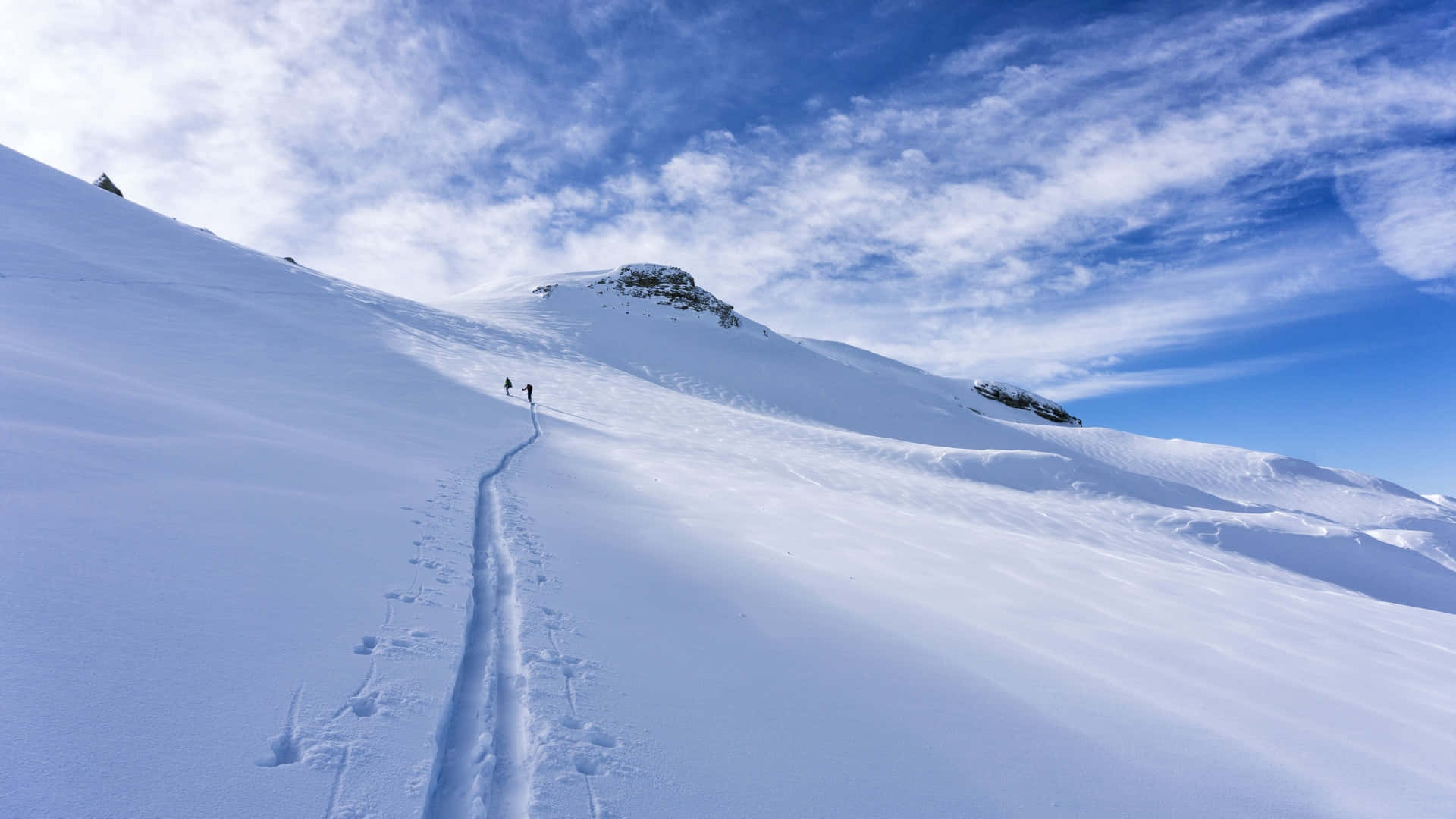 Nyd skiløb ned ad de smukke bjergkædes sider. Wallpaper