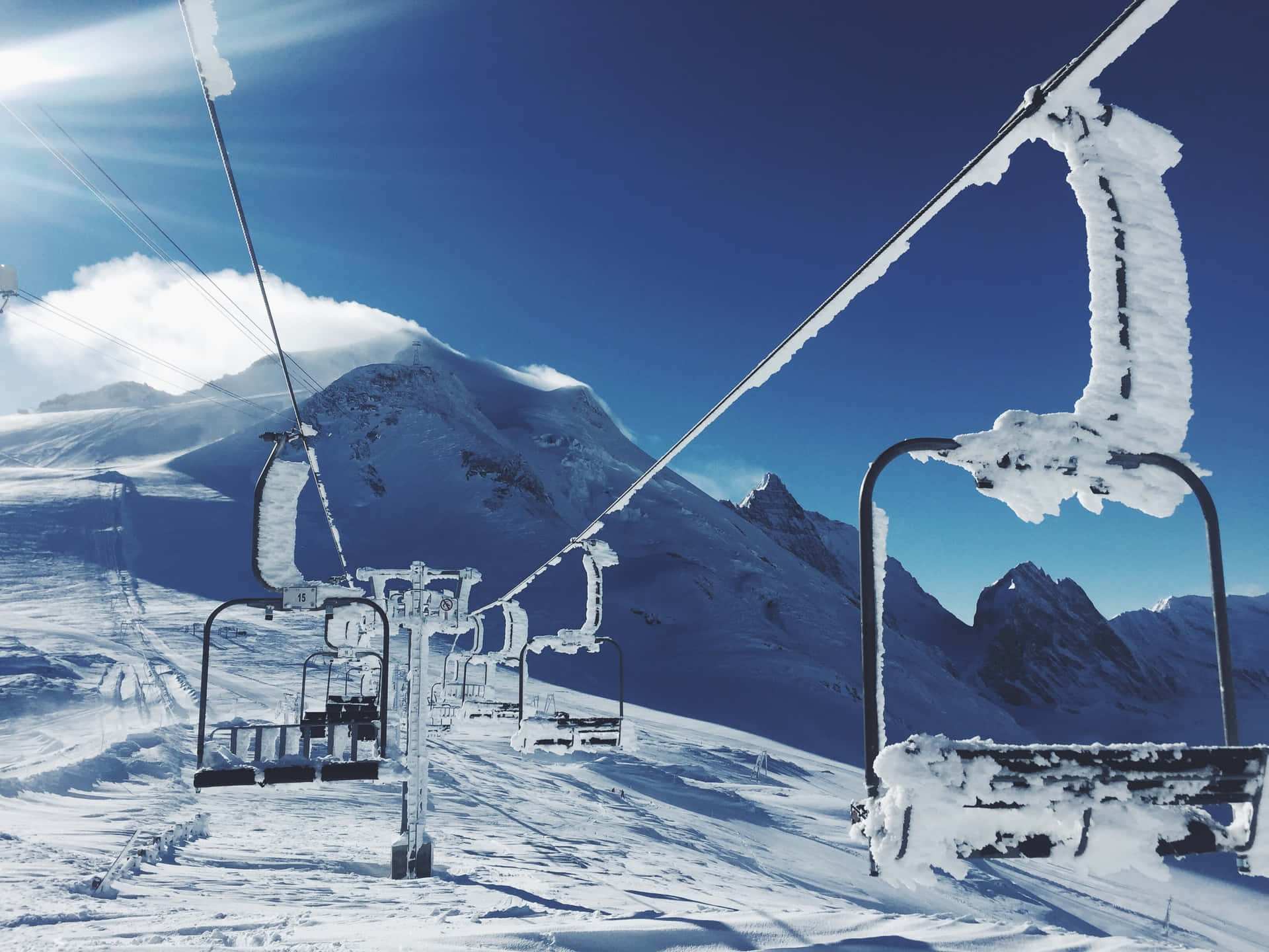 Montañade Esquí Y Telesilla Fondo de pantalla