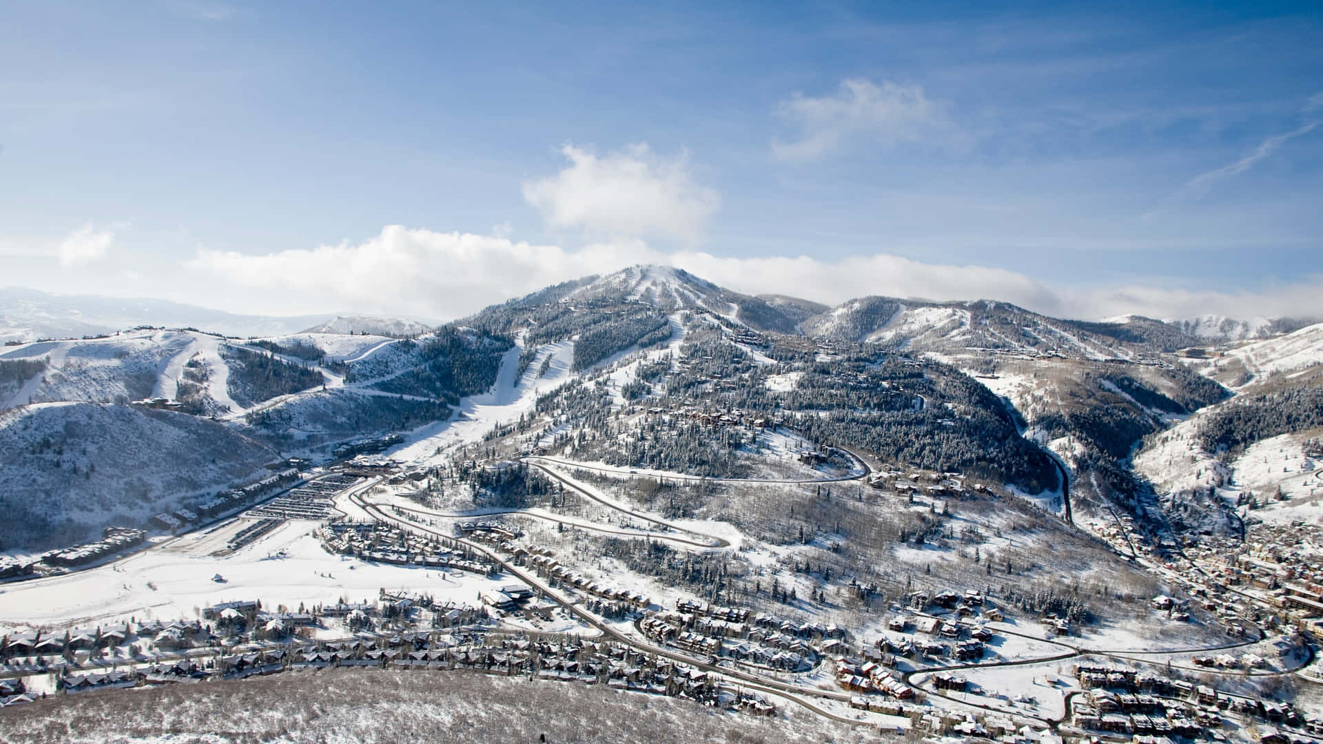 Tag på en forbløffende rejse ned ad ski bagen af et frodigt bjergområde. Wallpaper