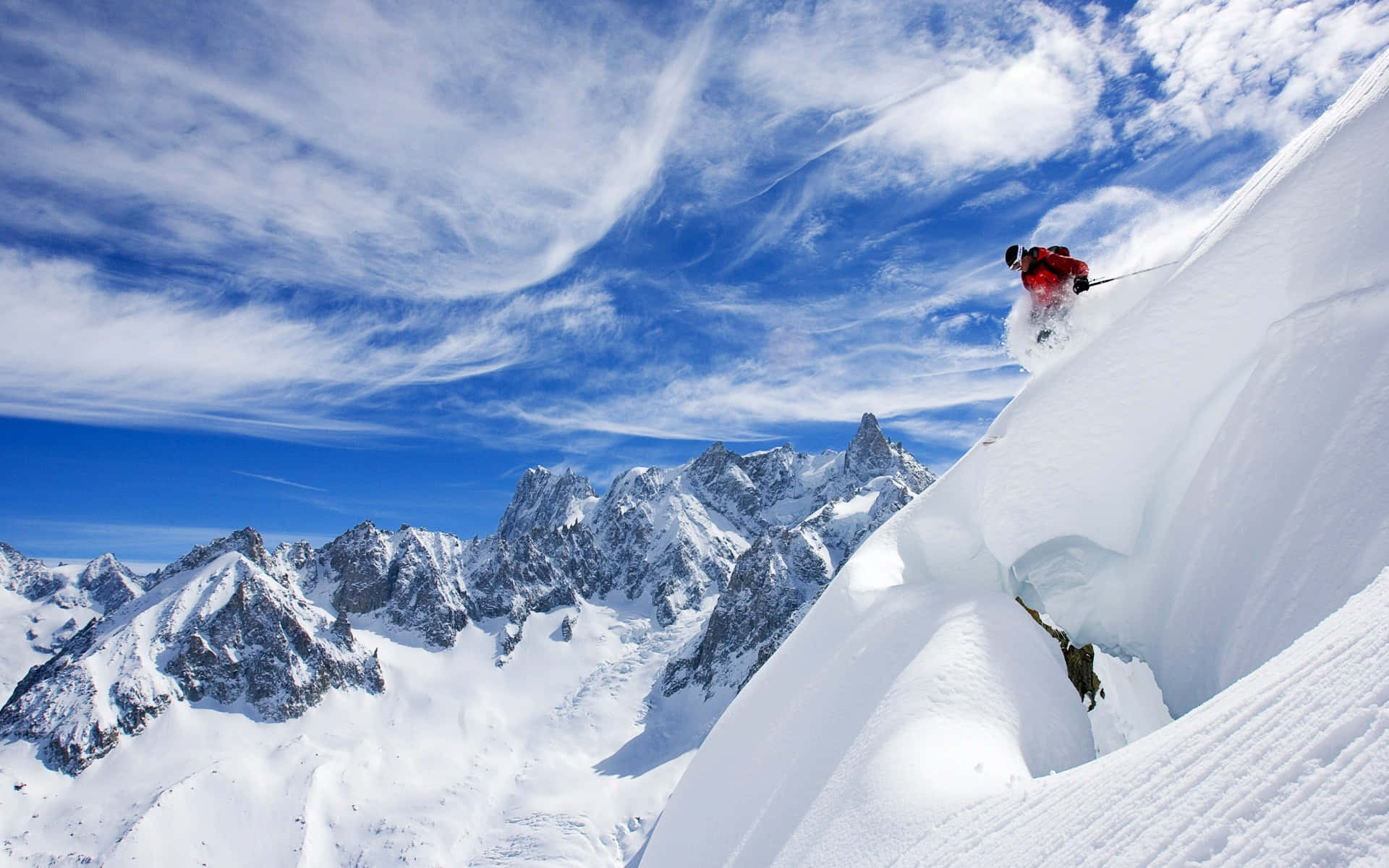 Montañade Esquí En Un Día Despejado. Fondo de pantalla
