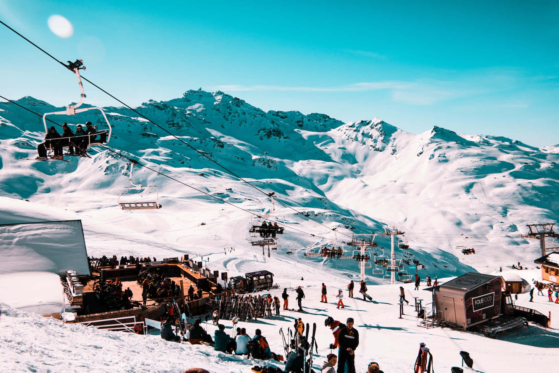 Majestic Ski Resort with Scenic Mountain View Wallpaper