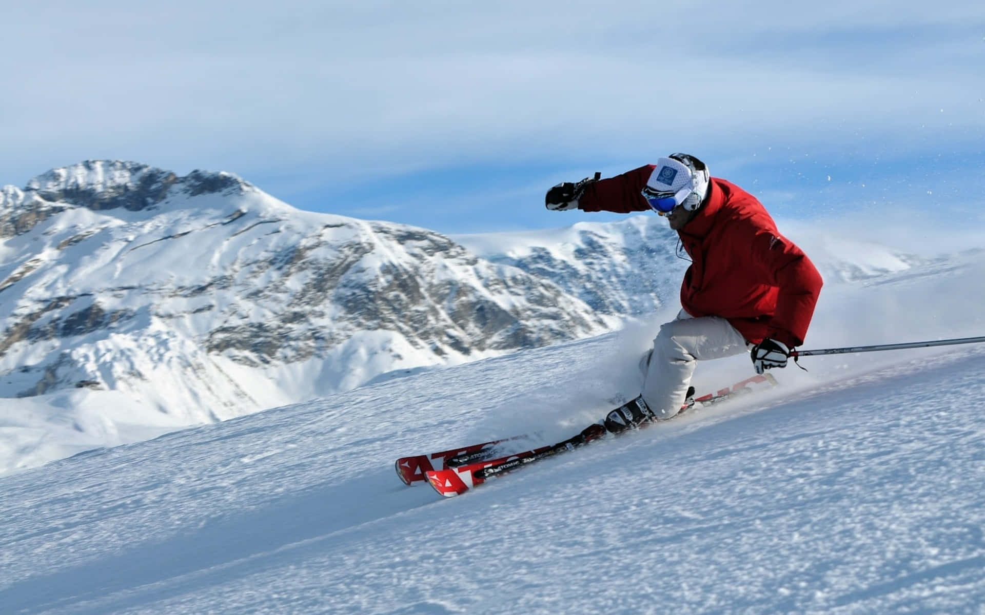 Eineperson Fährt Auf Skiern Eine Verschneite Piste Hinunter.