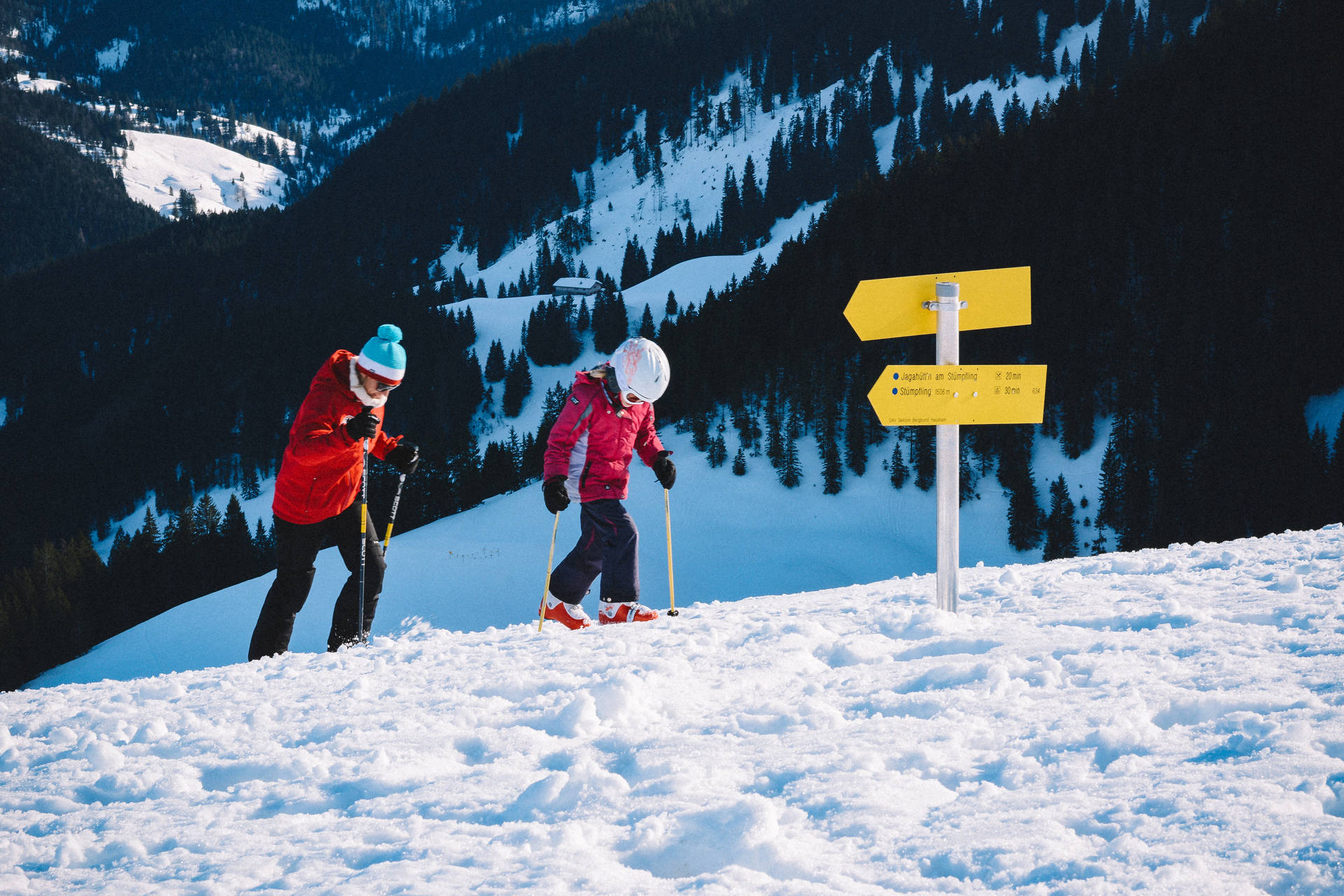 Skiing Mountain Sign Wallpaper