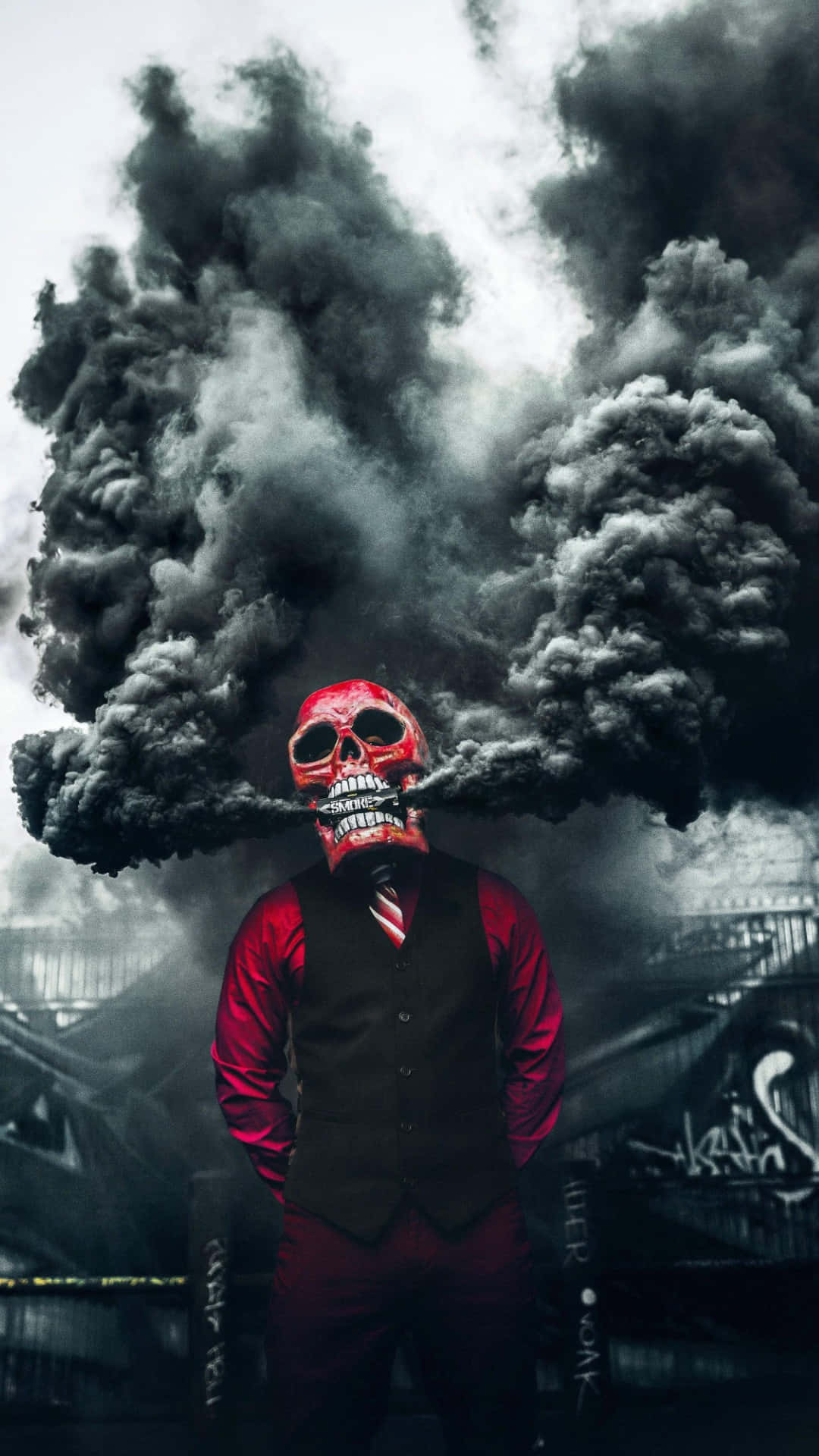 Einmann In Einem Roten Anzug Steht Vor Schwarzem Rauch. Wallpaper