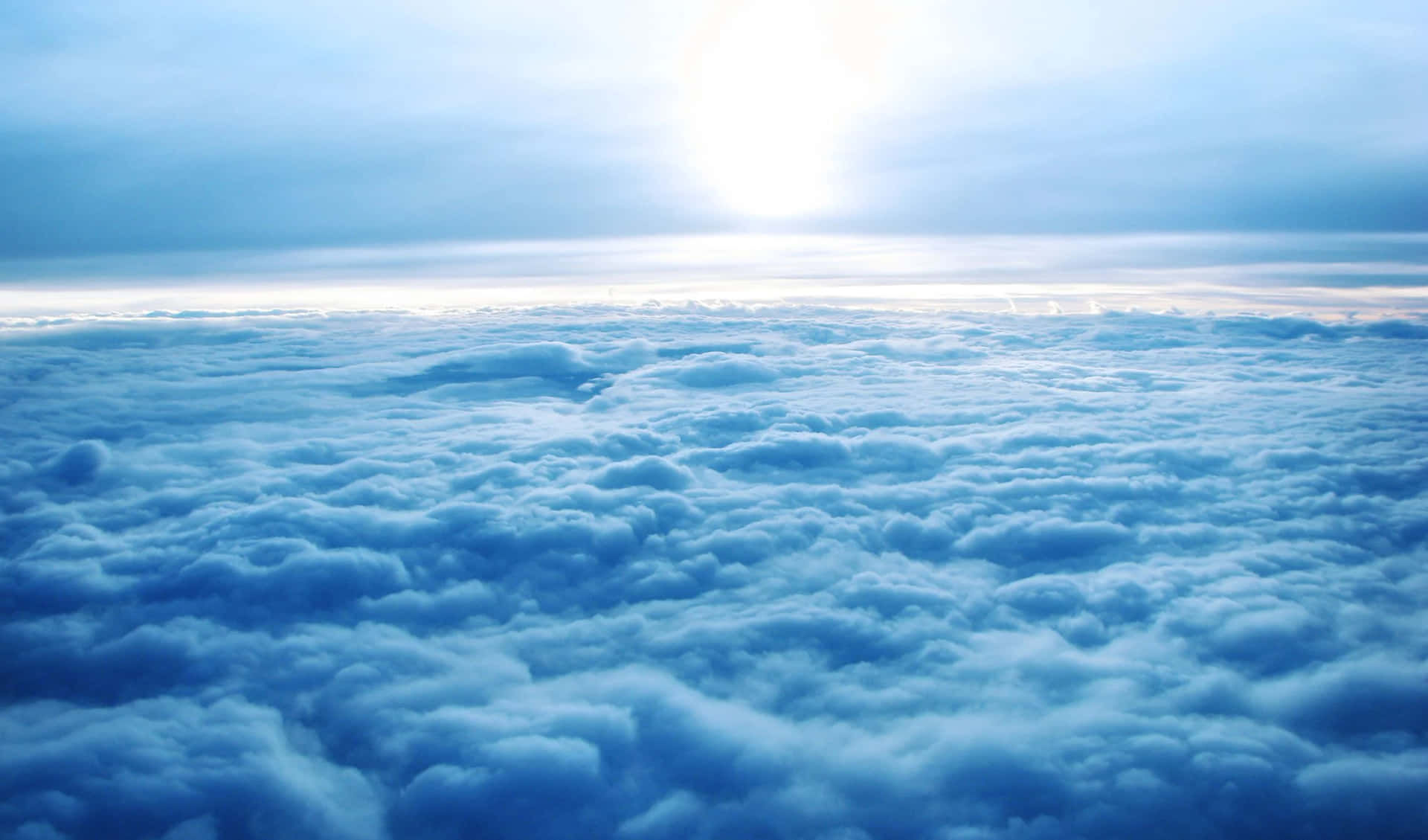 Imagende Un Cielo Azul Con Nubes Tranquilas.